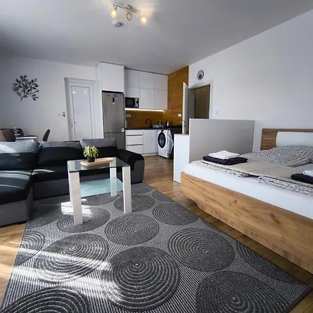 Premiovy Pod Lesom S Parkovanim V Garazi A Moznostou Nabijania Ev Apartmán *